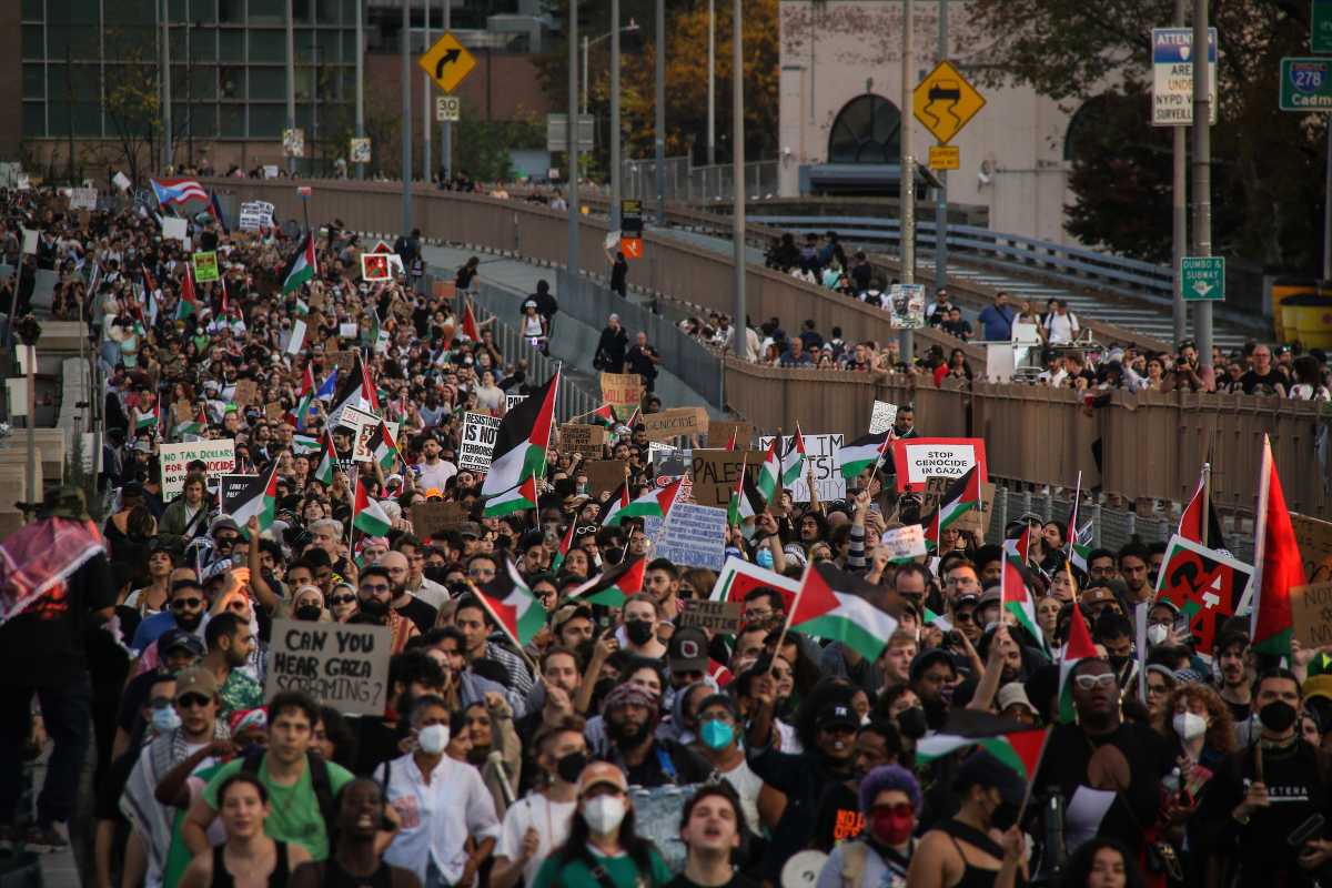 protest for ceasefire in gaza on Brooklyn Bridge