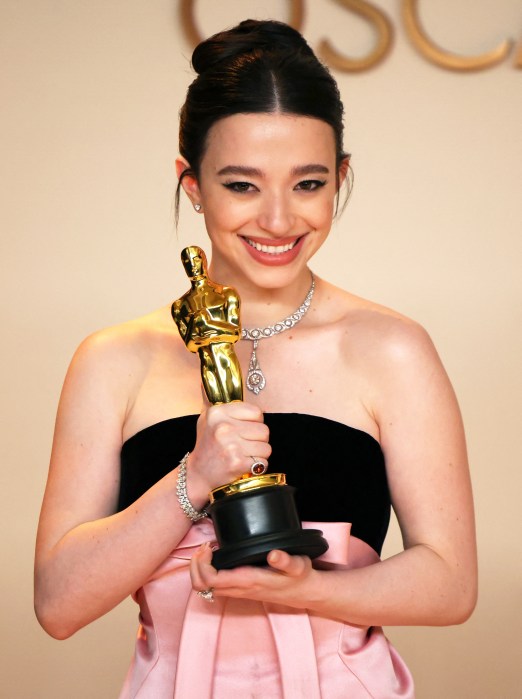 mikey madison anora with oscar statue